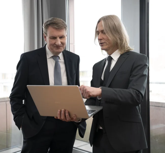 Zwei Rechtsanwälte der Kanzlei Dieckert besprechen Publikationen zum Baurecht auf einem Laptop